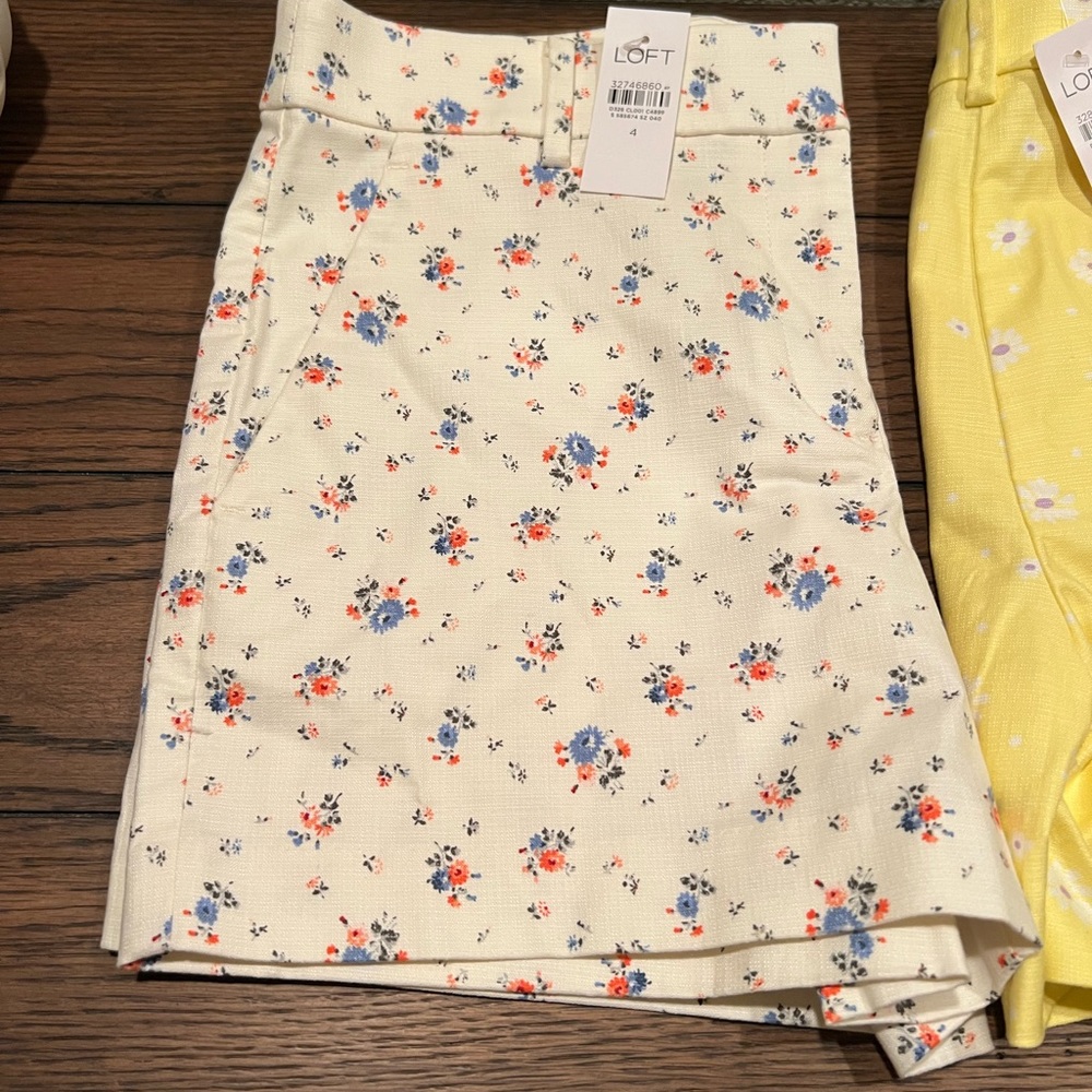 Ann Taylor Cream, read and blue Short -nwt